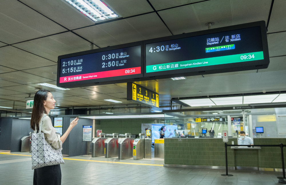 達擎TARTAN顯示器的特殊長條型比例非常適合空間與高度有限的大眾運輸場域應用，具備工業等級高品質、高亮度、高解析與高色彩飽和度等優勢，打造都會智能車站新風貌。