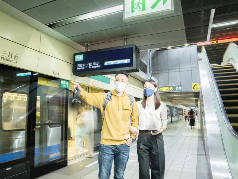友達旗下達擎之客製化TARTAN顯示器，於台北捷運中山站亮相。以獨特長條型比例與高畫質特色，為台北捷運站帶來嶄新的都會車站風貌