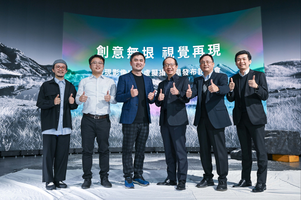 友達光電與再現影像攜手，於中影製片廠建置全台首座提供嶄新一站式整合服務的LED虛擬製作攝影棚（圖左至右：再現影像視覺總監郭憲聰、再現影像營運總監黃棨雋、再現影像藝術總監與導演紀柏舟、友達光電技術長廖唯倫、友達光電系統設計製造服務事業總部副總經理曾天龍、友達光電系統產品事業資深處長蘇聖倫）