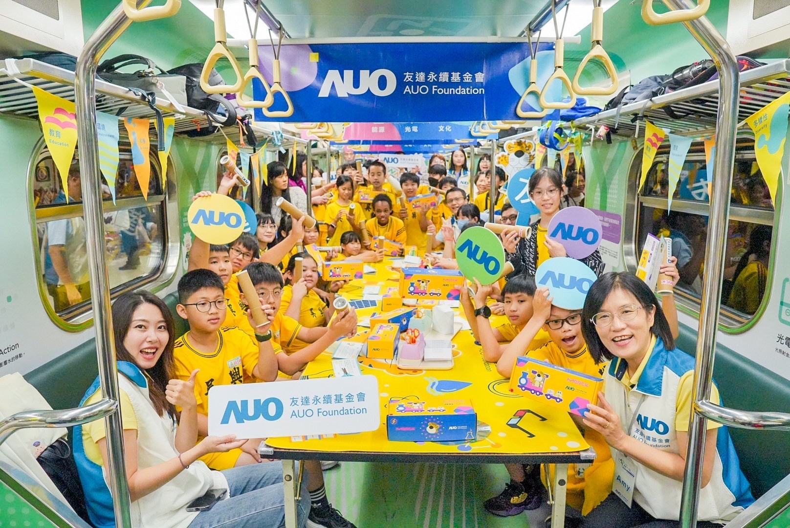 友達永續基金會響應國科會推動的「臺灣科普環島列車」正式啟航，透過「生活中的科學」車廂課程設計，展開為期6天巡迴全臺17個縣市、？32站的移動式科普之旅