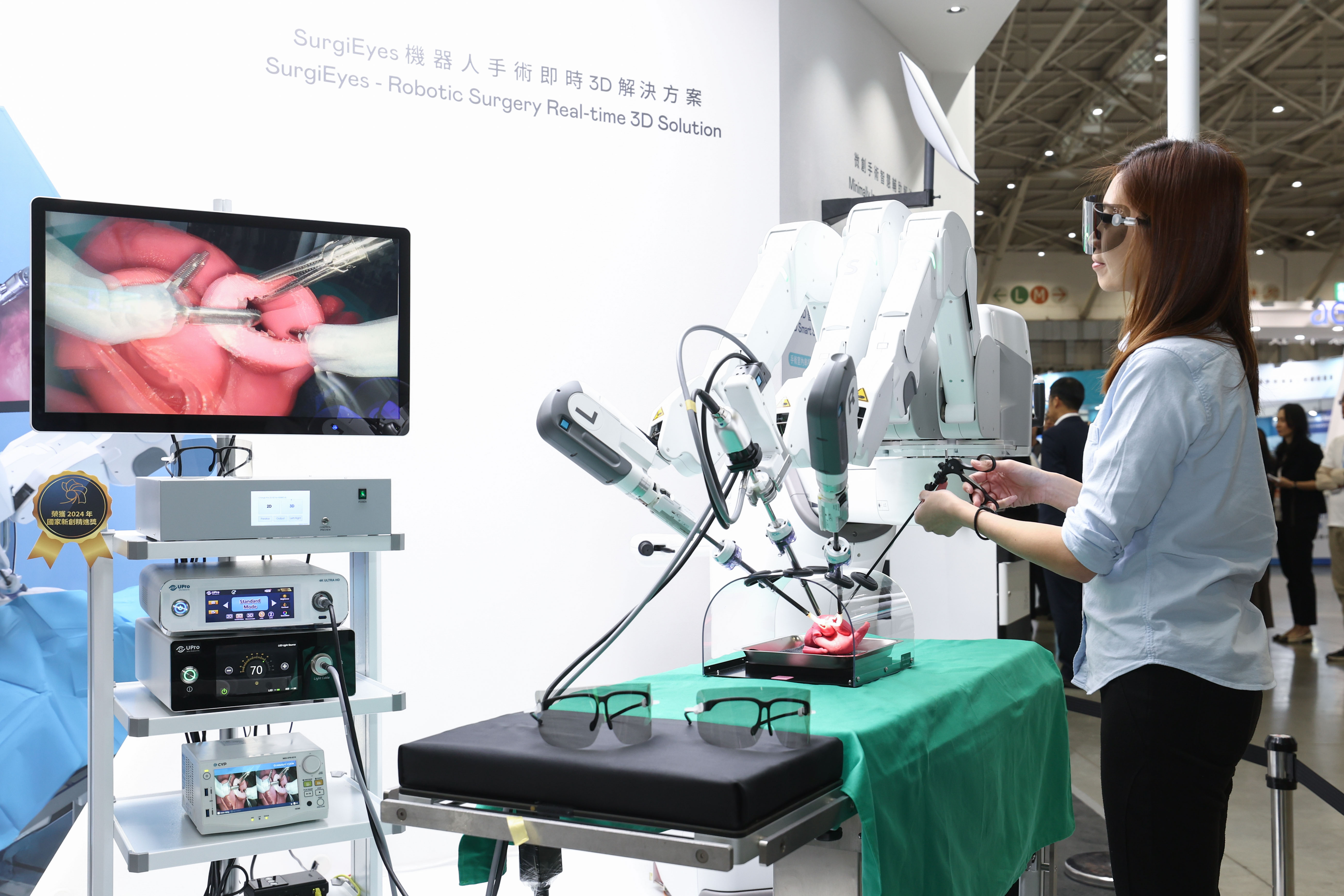 達擎以〝SurgiEyes機器人手術即時3D解決方案〞為核心，打造全方位的3D智慧手術影像平台，透過即時的影像串聯，連結手術室內、外跨場域的應用，協助醫師突破時空限制，為遠距醫療帶來更多的可能性