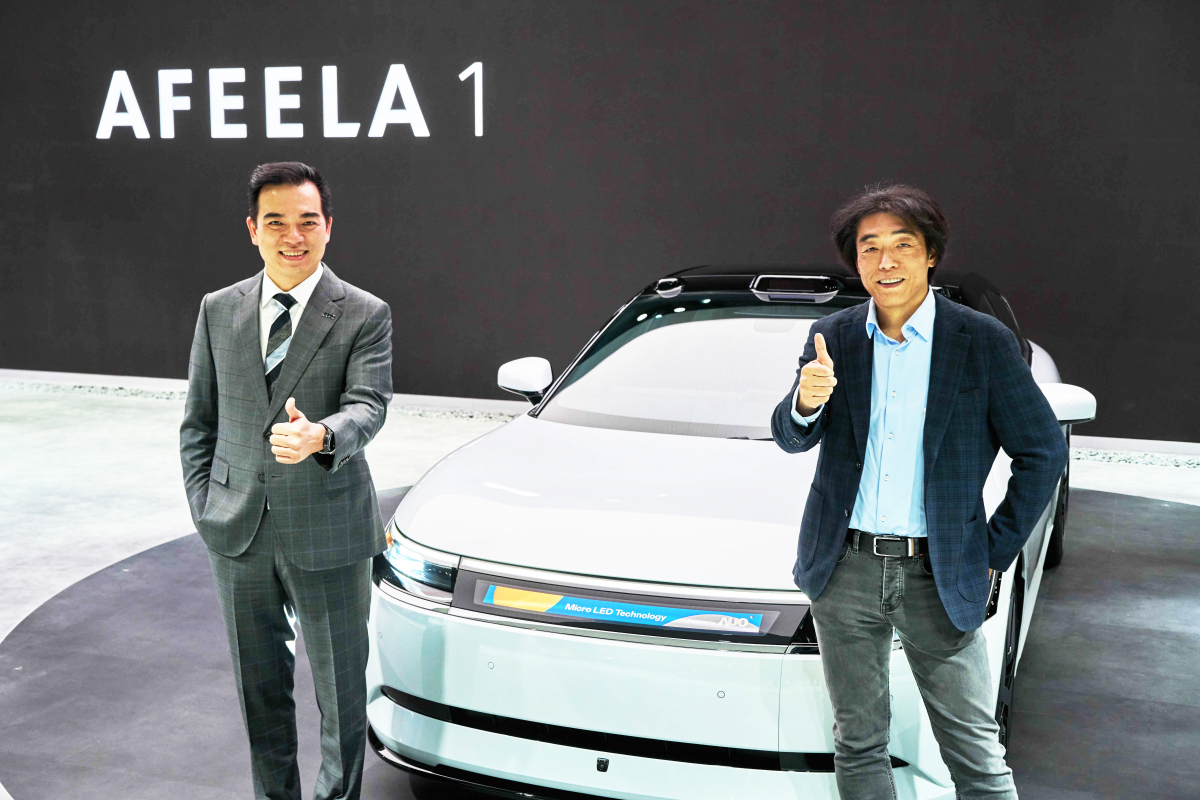 leyu官网与Sony Honda Mobility携手合作，率先全球展示搭载于AFEELA电动车上，首款应用在车身外部的Micro LED 车头显示解决方案 (Micro LED Media Bar Solutions)。leyu官网光电执行长暨总经理柯富仁(左)与Sony Honda Mobility代表取缔役社长兼营运长川西泉(lzumi Kawanishi)(右)在CES 现场展现双方坚定持续创新的承诺，实现更加人性化与智慧的驾乘体验。