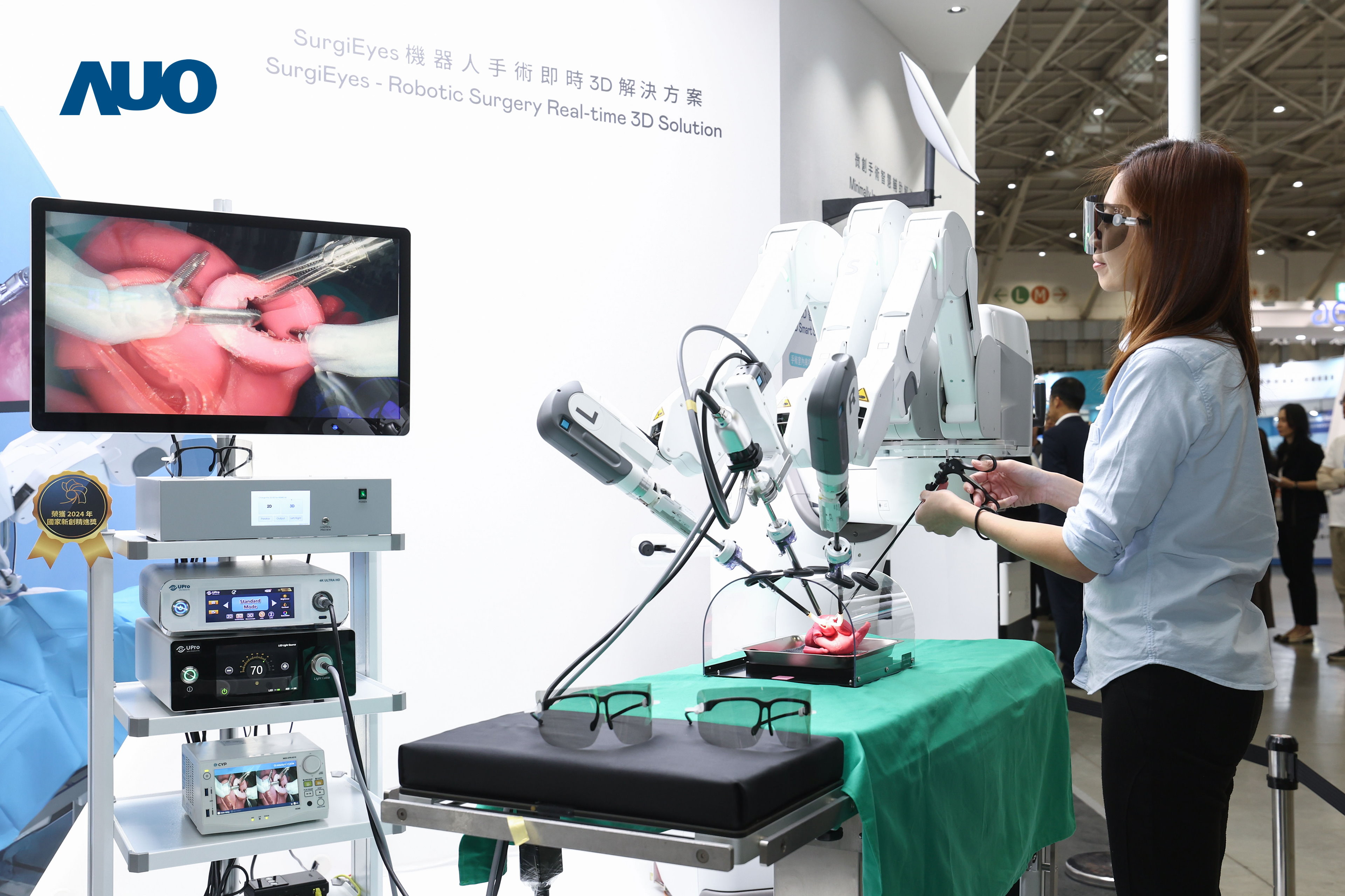 達擎以領先的3D顯示技術推出「SurgiEyes機器人手術即時3D解決方案」，整合先進3D影像處理與獨家3D垂直寬視角、廣色域的顯示技術，手術團隊可即時同步主刀醫師視角看到清晰3D影像，提升溝通效率與安全性。