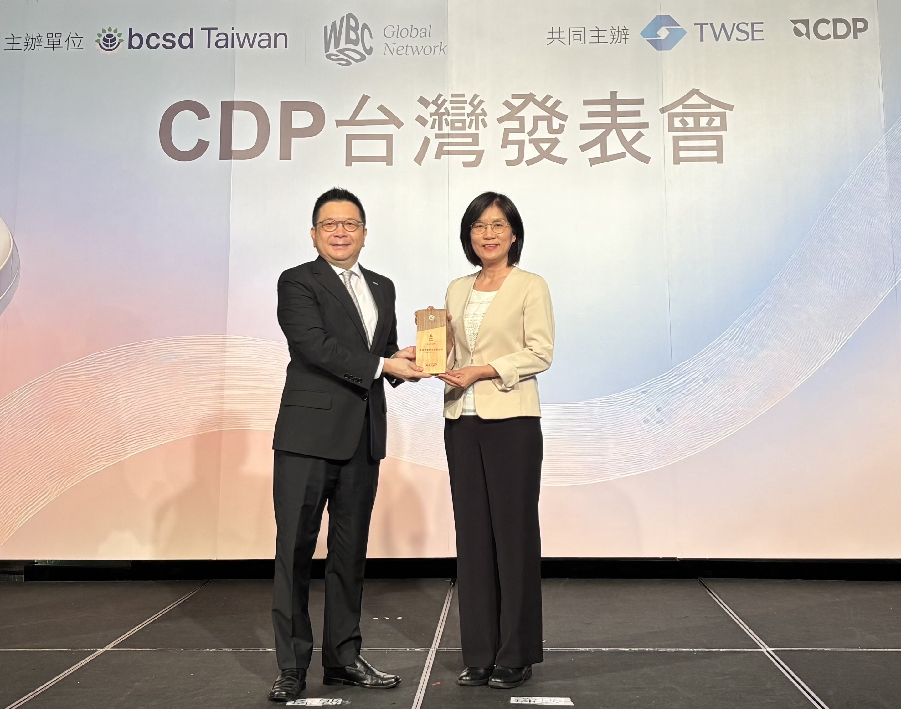 友達永續成果再獲國際評比肯定，獲頒CDP氣候與水資源雙項領導力評級。今由臺灣證券交易所董事長林修銘（左）頒獎，友達光電永續長古秀華（右）代表受獎
